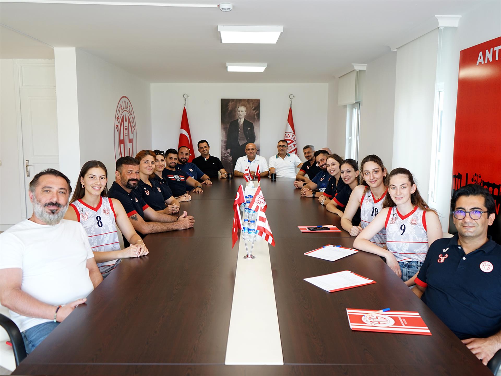 Antalyaspor Voleybol Takımımızdan Toplu İmza Töreni