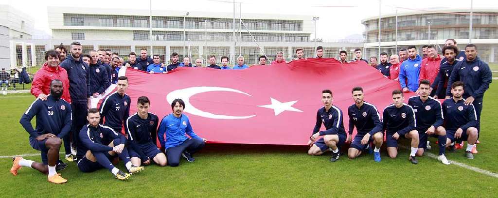 Antalyasporumuzdan Şehitlerimize Bayraklı Saygı