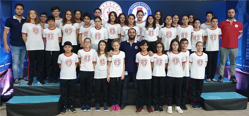 Yüzme Takımımızdan 10 Türkiye Şampiyonluğu