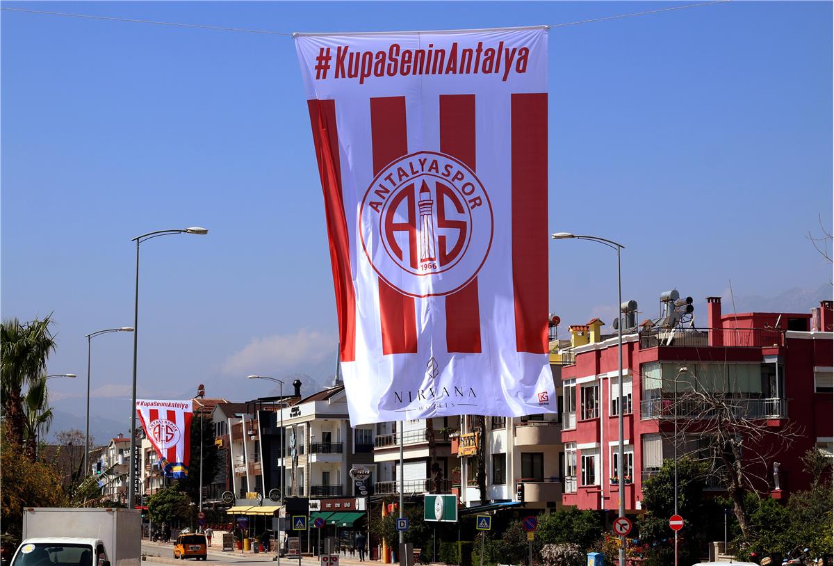 Antalyaspor Bayrakları Caddeleri Süslüyor