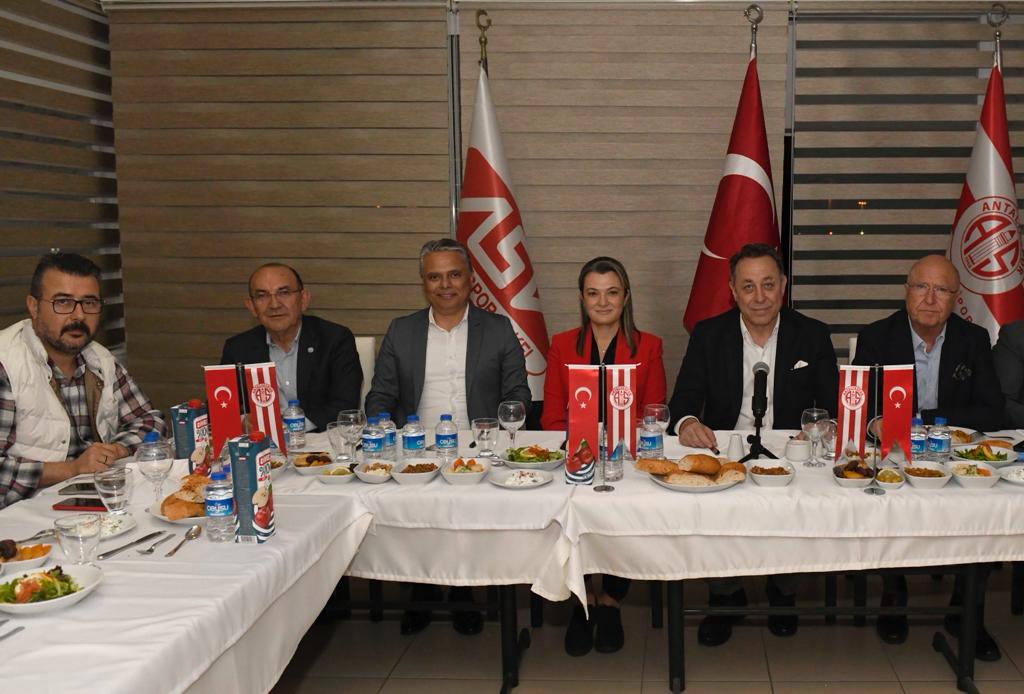 Antalyaspor Vakfı İftar Yemeği Verdi