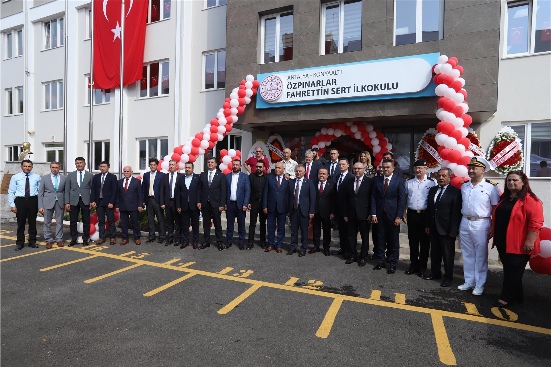 Antalya'da İlk Ders Zili Kırmızı-Beyaz Çaldı
