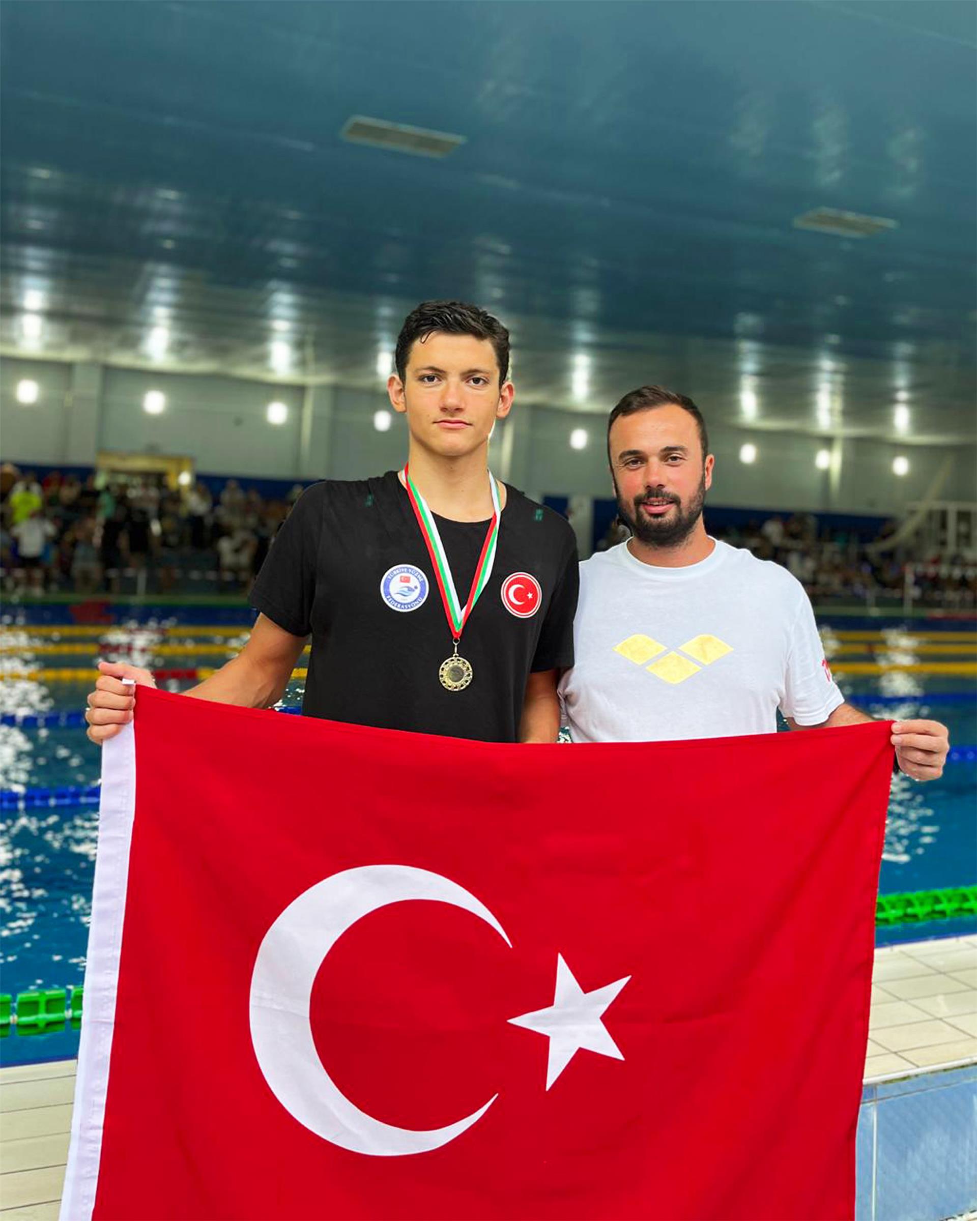 Yüzücümüz Zeytinoğlu Bulgaristan’da duble yaptı