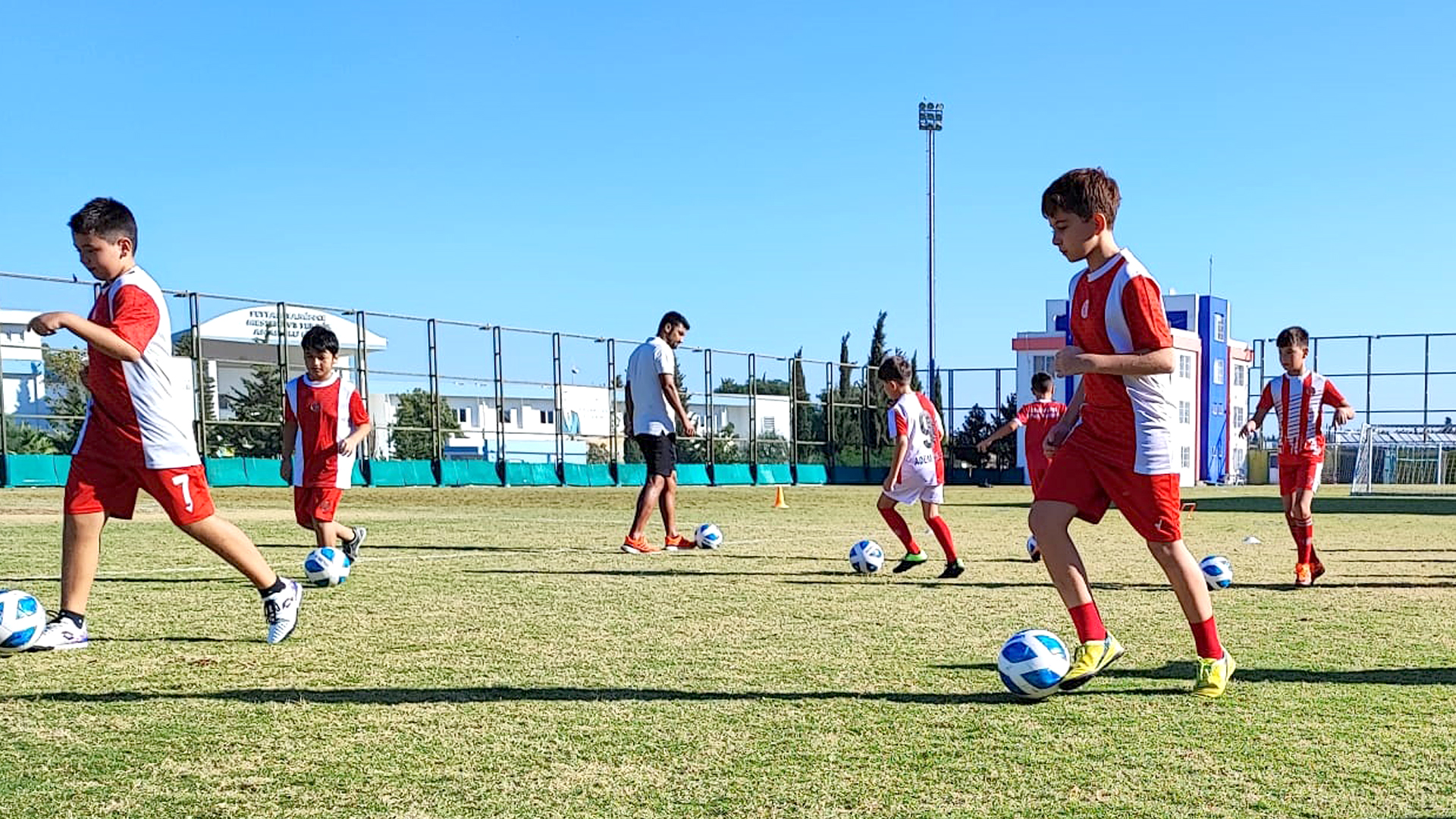 Futbol Okulumuz Konyaaltı Atatürk Stadı’nda Çalışmalarına Başladı