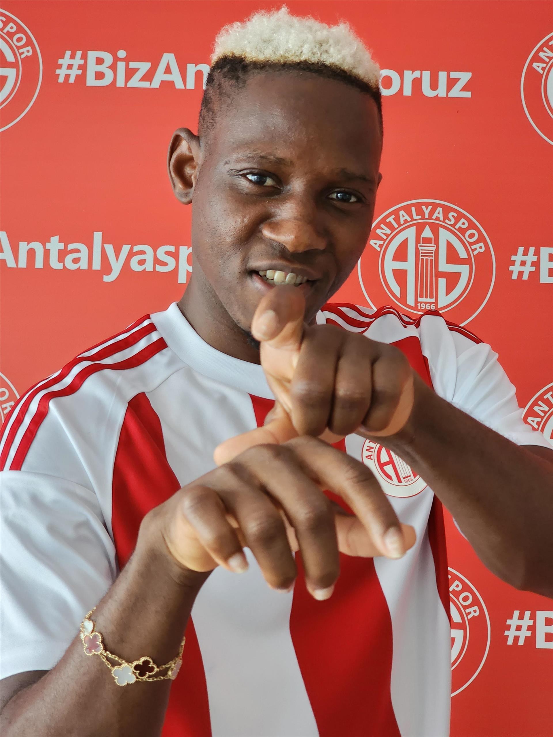Moussa Djenepo İmzayı Attı