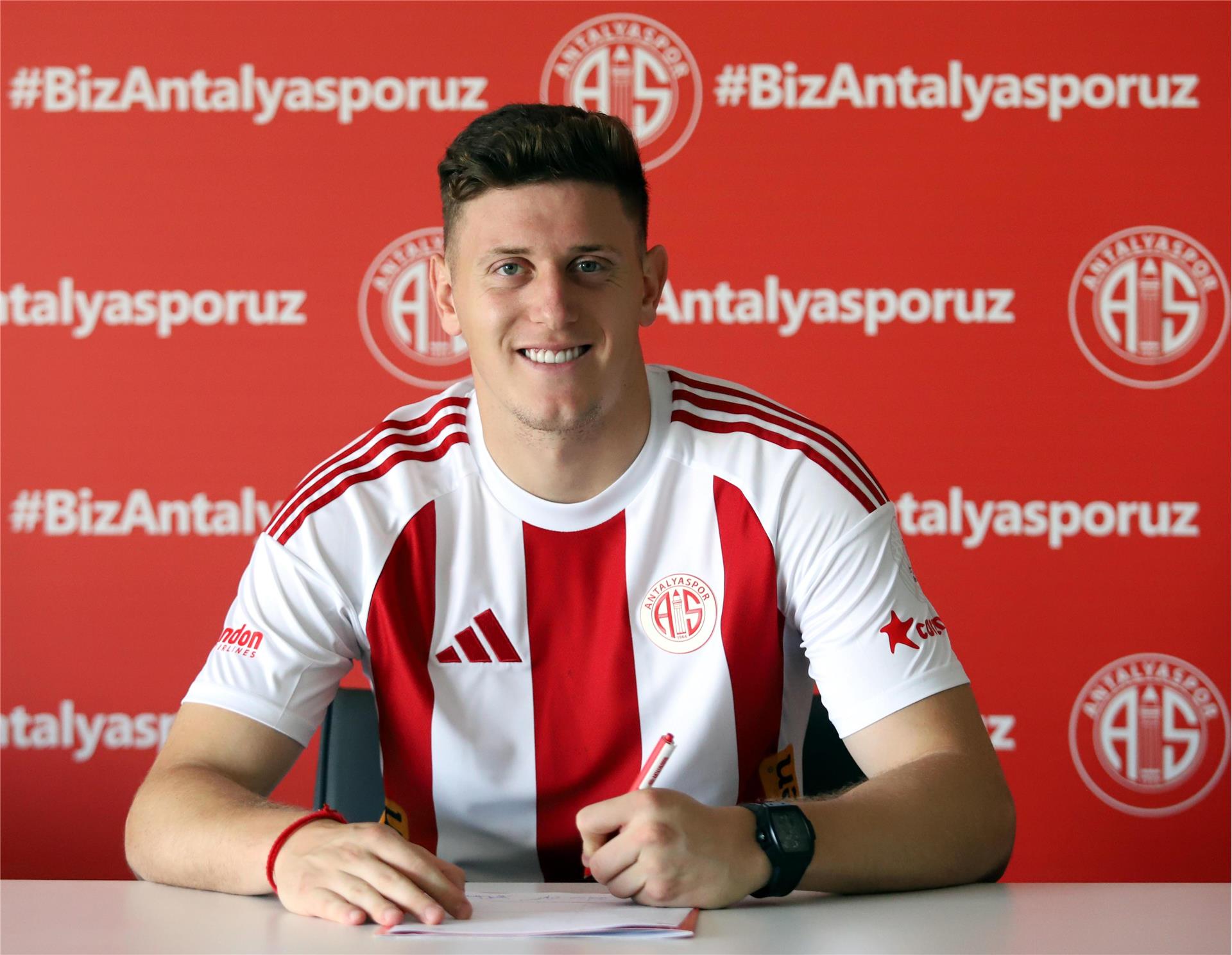Adolfo Julián Gaich Resmi İmzayı Attı