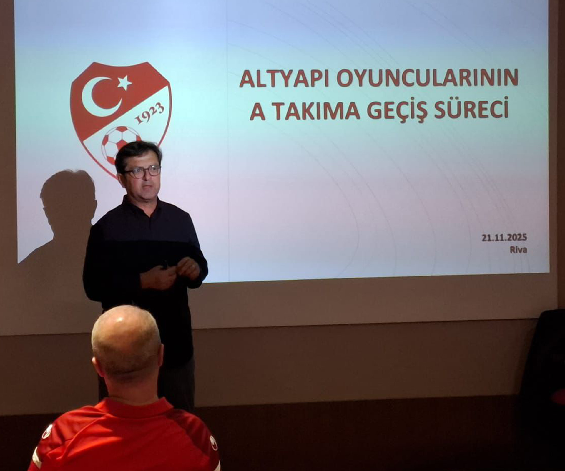 Akademi Direktörümüz Nedim Yiğit'ten A Takıma Geçiş Süreci Eğitimi