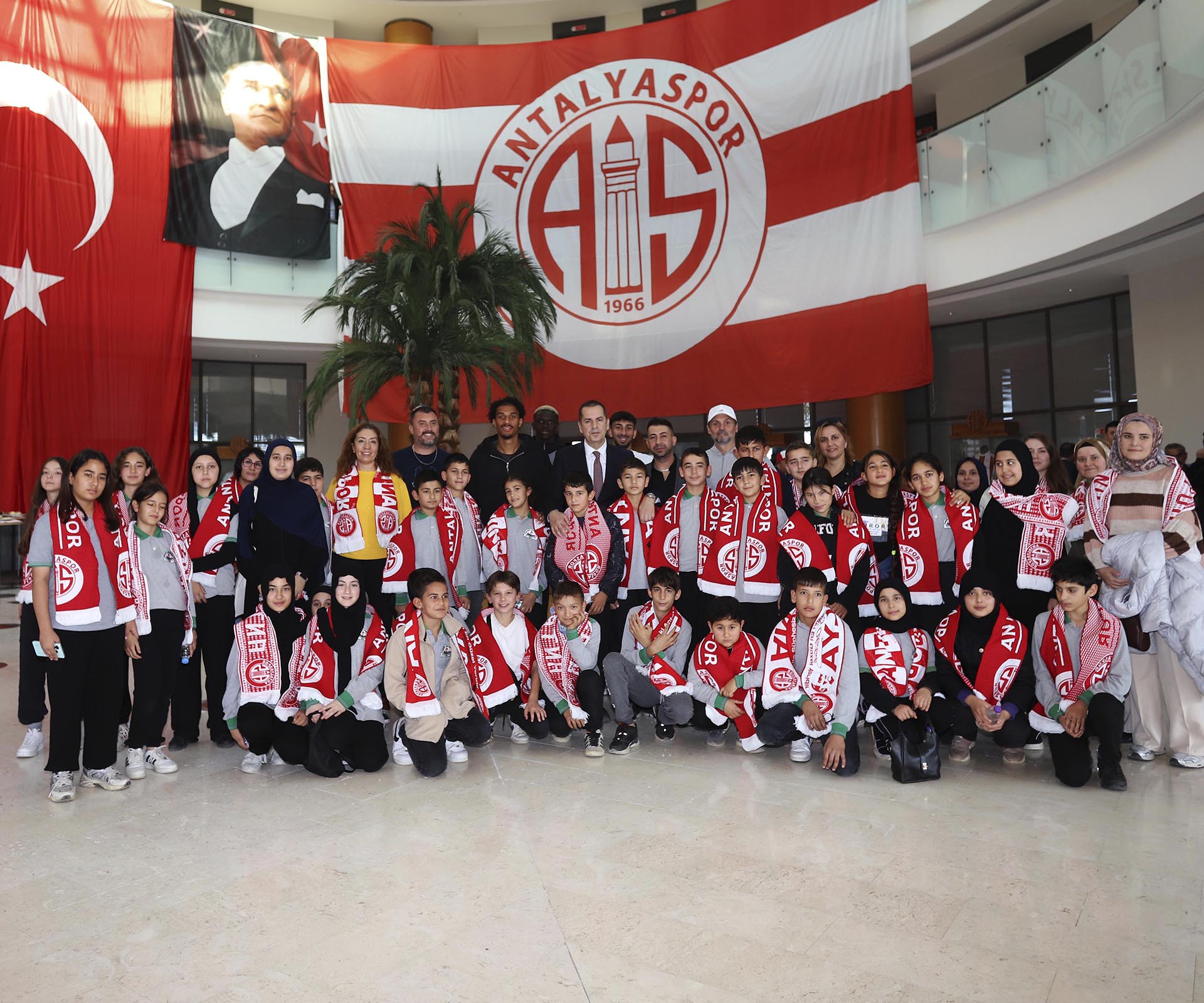 Antalyaspor’umuzdan Anlamlı Buluşma: Taraftar, Esnaf ve Öğrenciler Kırmızı-Beyaz Çatı Altında Bir Araya Geldi