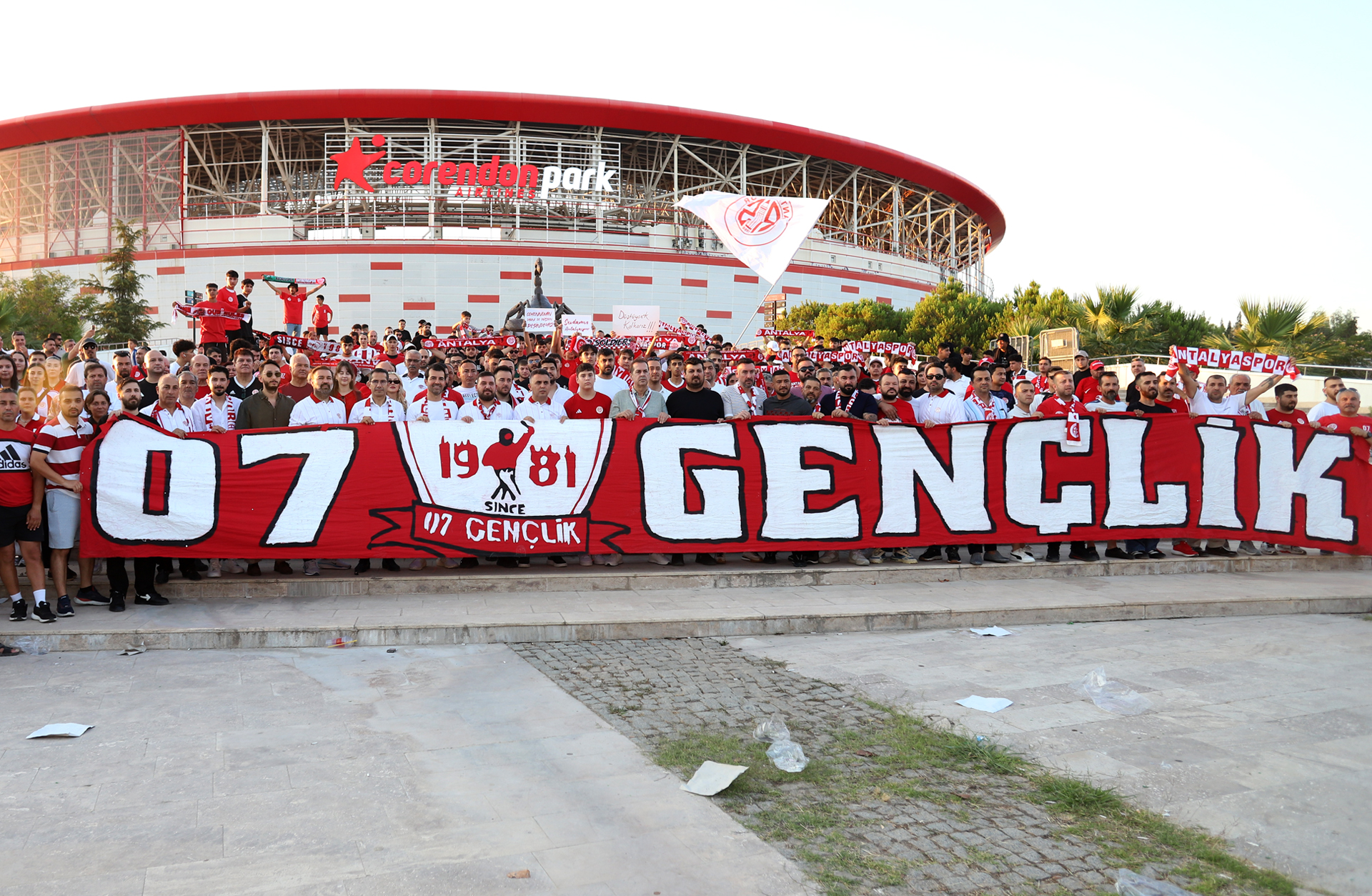 Antalyaspor Ailesi Tek Yürek!