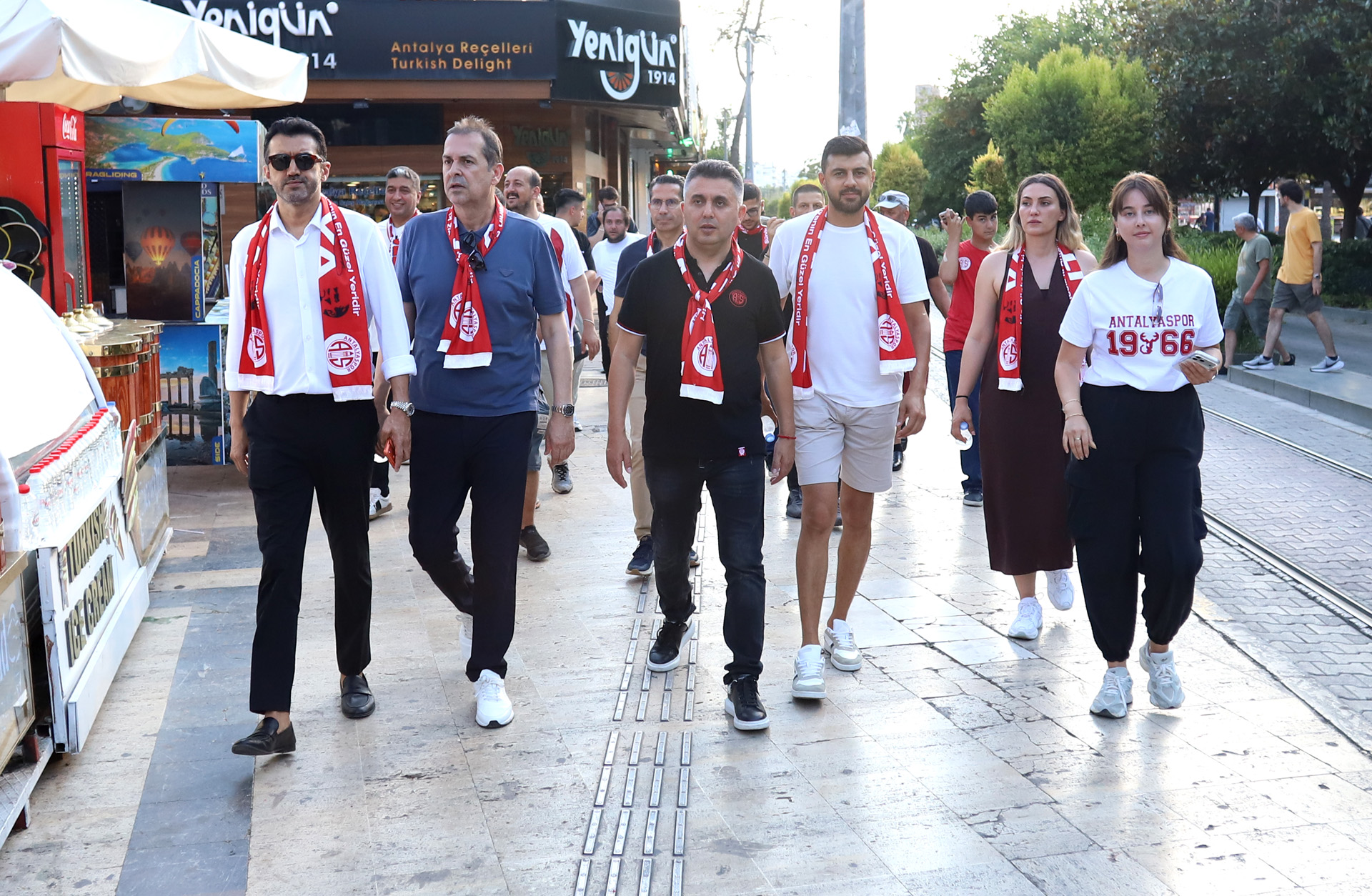Her Sokakta Antalya! Her Adımda Antalyaspor!