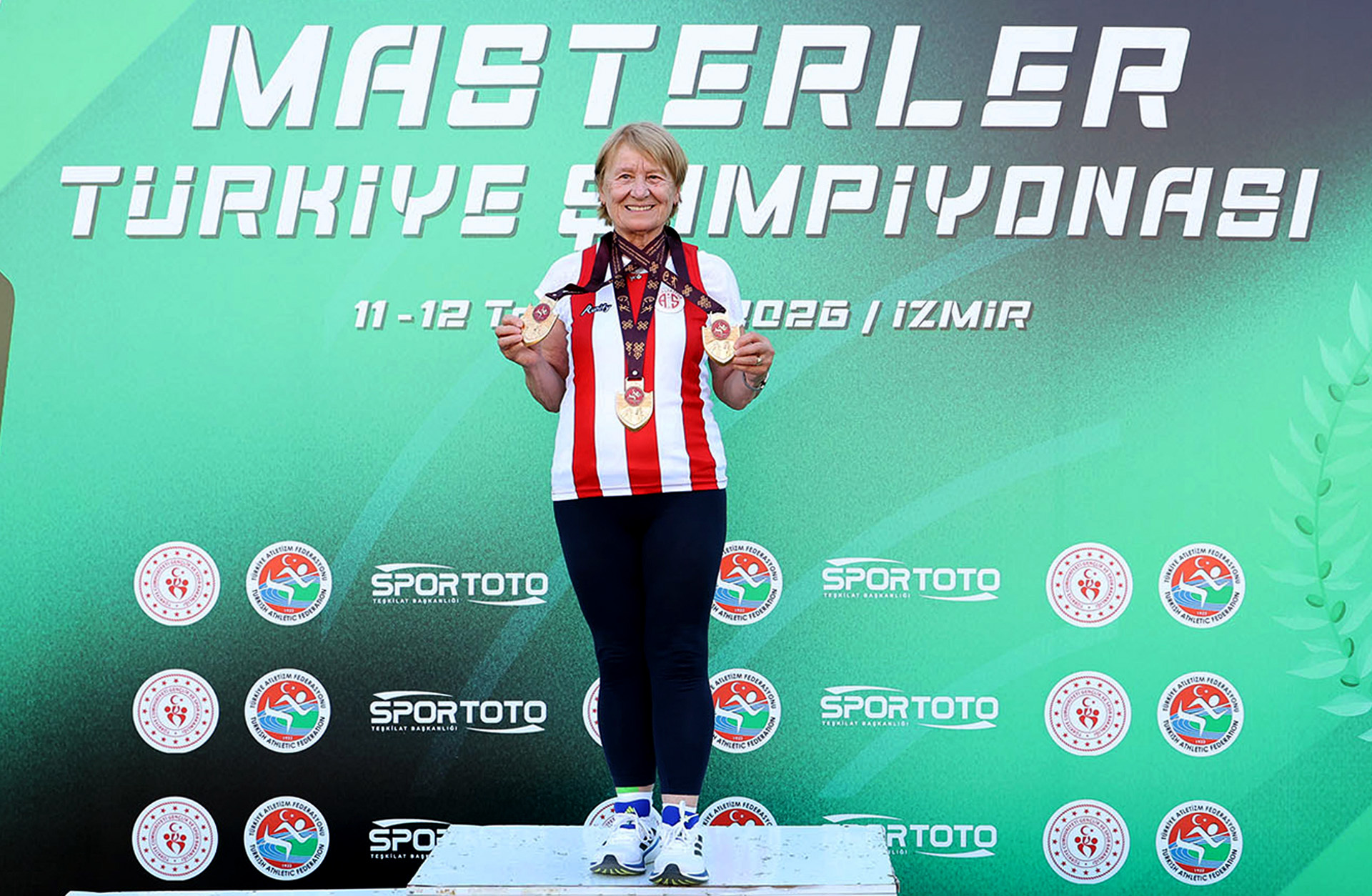 Master Atletimiz Çiçek'ten İzmir'de 3 Altın Madalya