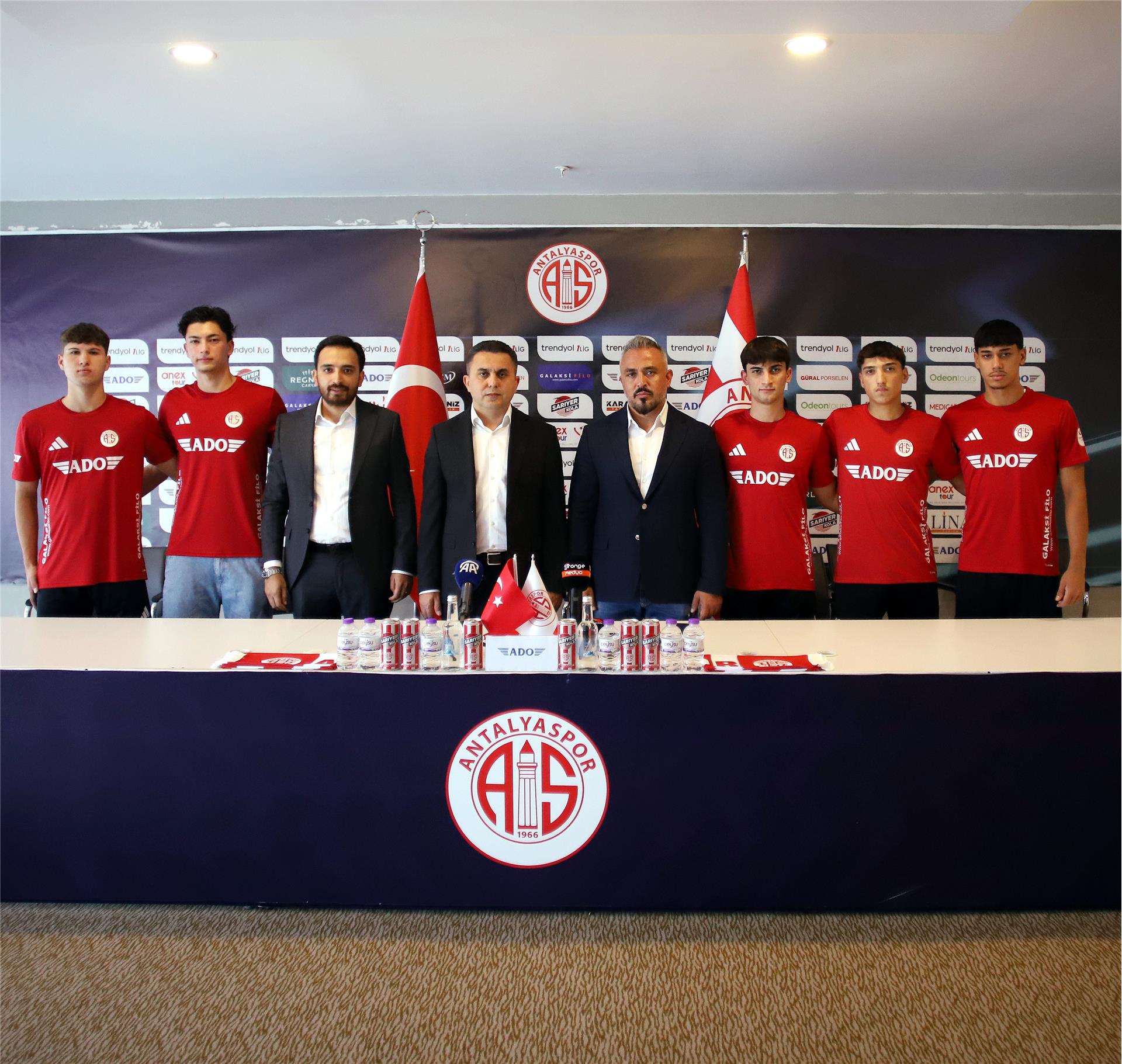 Altyapıdan Profesyonel Sözleşme İmzalayan Genç Sporcularımız İçin İmza Töreni Düzenlendi