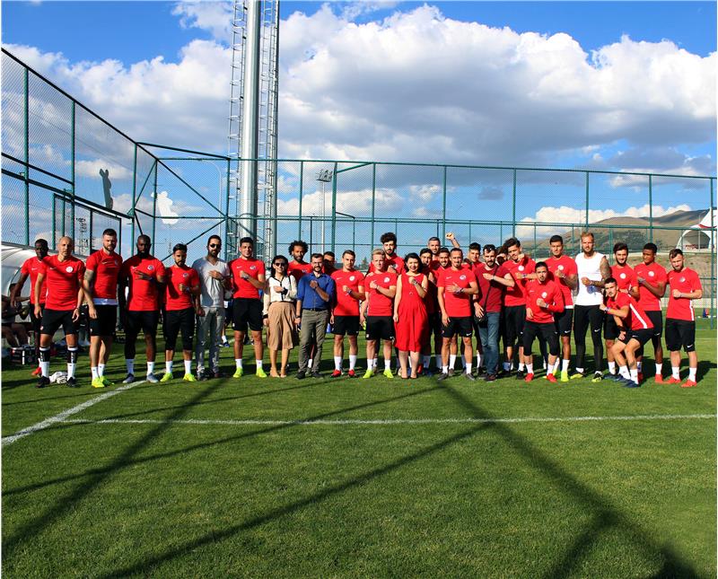 Futbolcularımız Mavi Kurdele Taktı