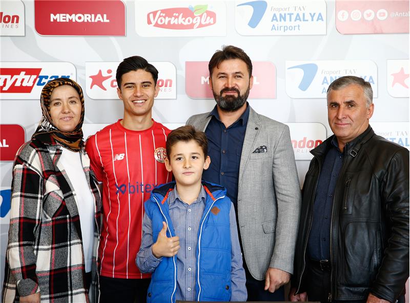 FTA Antalyaspor’umuz 3 Genç Futbolcu İle Sözleşme İmzaladı