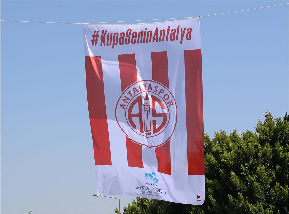 Antalyaspor Bayrakları Caddeleri Süslüyor