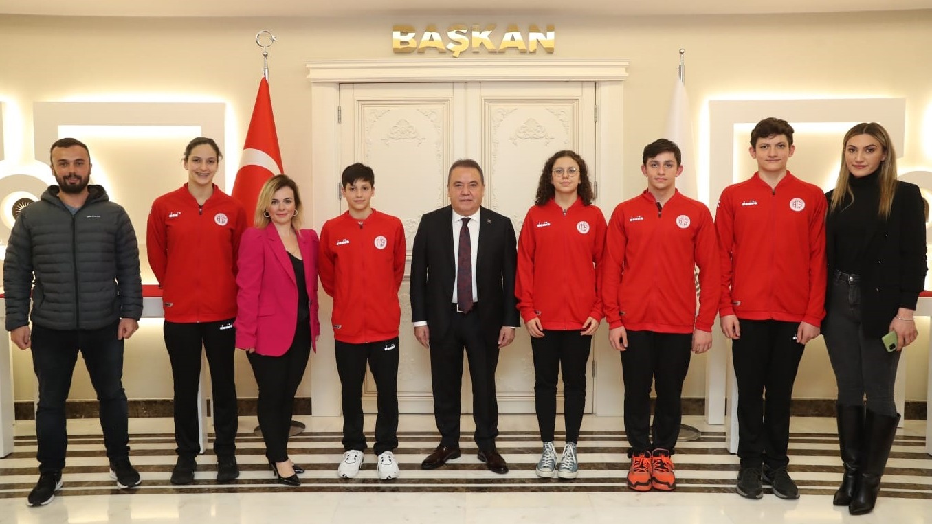 Antalyaspor Yüzme Takımı’ndan Başkan Böcek’e Ziyaret